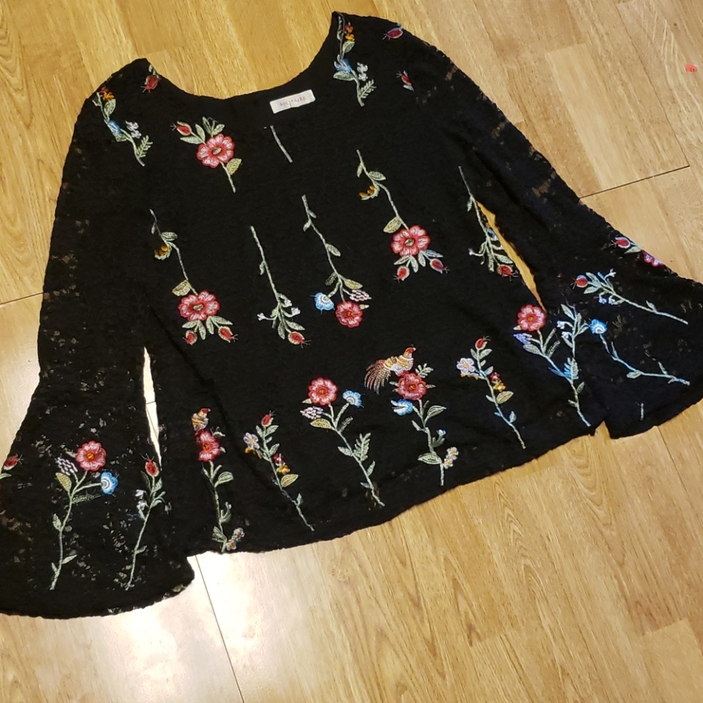 Solitaire black lace embroidered top large